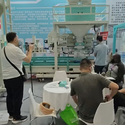 M型袋子包装机参展现场